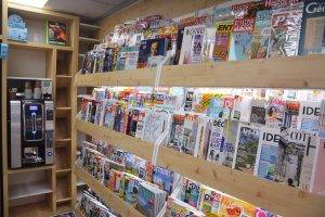 bureau-tabac-presentoir-presse